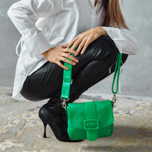 Crossover lædertaske dekoreret med frontspænde Grøn - Depeche 15020